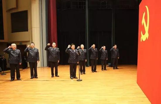  △赵克志带领公安部部党委同志宣誓