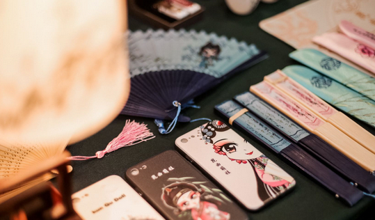 图说：琳琅满目的文创衍生品 网络图