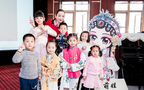 图说：赵津羽和孩子们站在丽丽的立板前 网络图