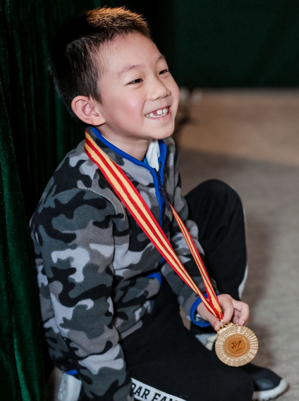 图说：在台下看着爸爸表演的胡逸芃 网络图