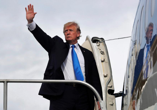 美国总统特朗普搭乘“空军一号”回国