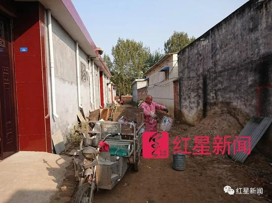 ▲李遂正在村里收垃圾 图片来源：红星新闻