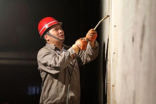  杜天刚进行防渗施工