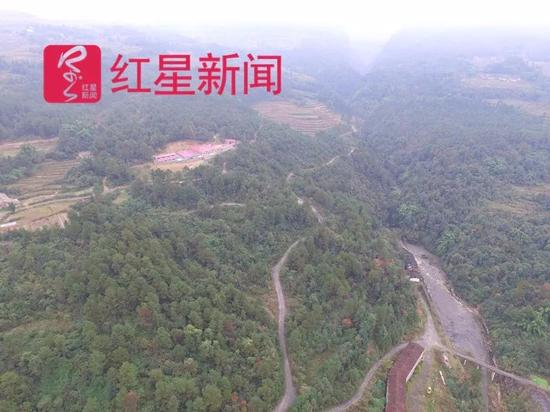  ▲小恩家盖在山里的养猪场。图片来源：红星新闻