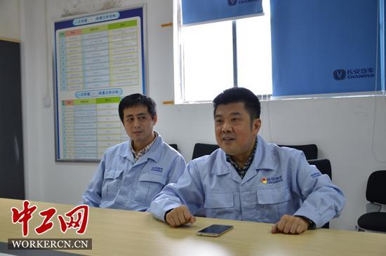  张永忠接受记者采访。