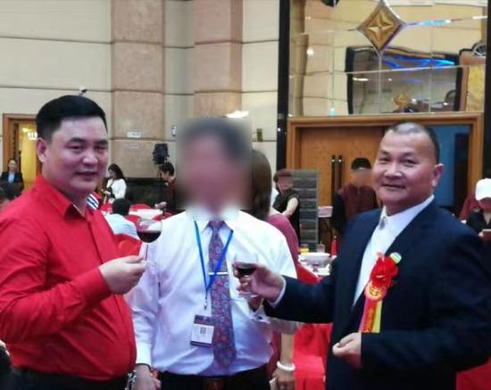 “上官凤笠”（右）和同伴魏晨光（左）出席企业活动。