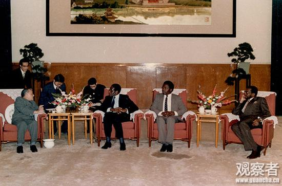 1987年1月，邓小平会见穆加贝（图片为作者本人提供）