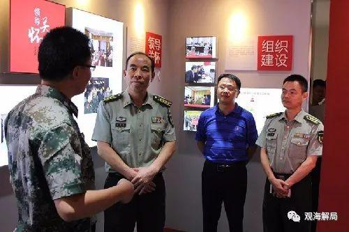 （任明龙[左二]）