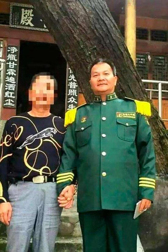 有媒体发现，“上官凤笠”与人合影很喜欢手挽手。