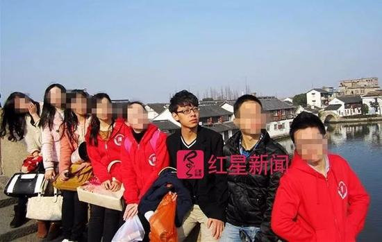 ▲陈世峰和同学的合影 &nbsp; 受访者供图