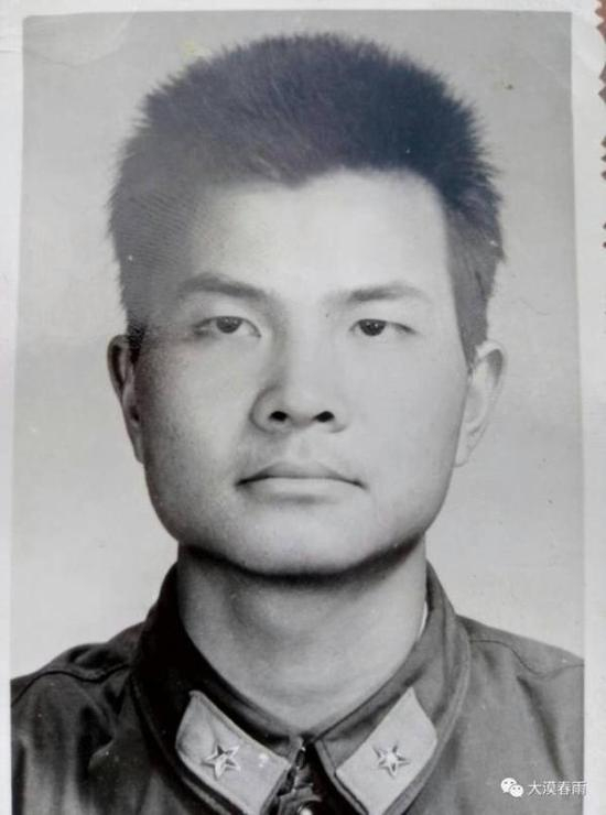 “上官凤笠”通过其个人微信公号发布的参军旧照。
