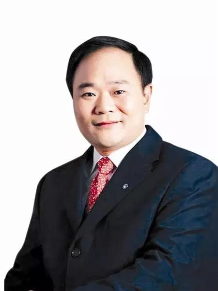 李书福，浙江吉利控股集团董事长、全国政协委员、全国工商联常委。