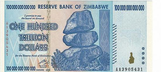 如今已成为纪念品的100万亿面值货币。图片来源：网络