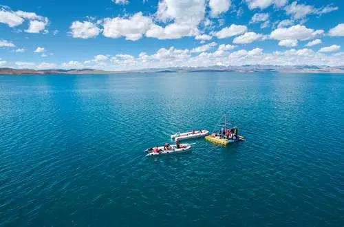  ▲&nbsp;9月4日，河湖源湖泊河流与环境变化考察队在湖心采样平台上进行科考作业 刘东君 摄