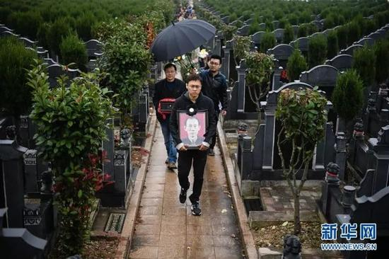  2017年11月17日，在江苏南京，佘子清的家人亲友为他送葬。　新华社记者 李响 摄