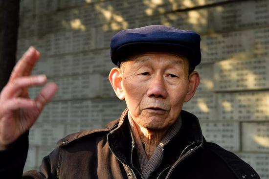  佘子清在侵华日军南京大屠杀遇难同胞纪念馆内向记者讲述当年侵华日军屠城史（2014年12月4日摄）。&nbsp;新华社记者 李响 摄