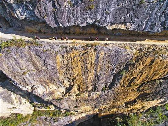 11月8日，兰英村老虎嘴崖路，施工队正在整治崖路边角。