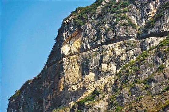 11月8日，兰英村老虎嘴崖路就像是石壁上的一道裂缝。