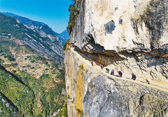 图为施工队在平整路基。记者 谢智强 摄