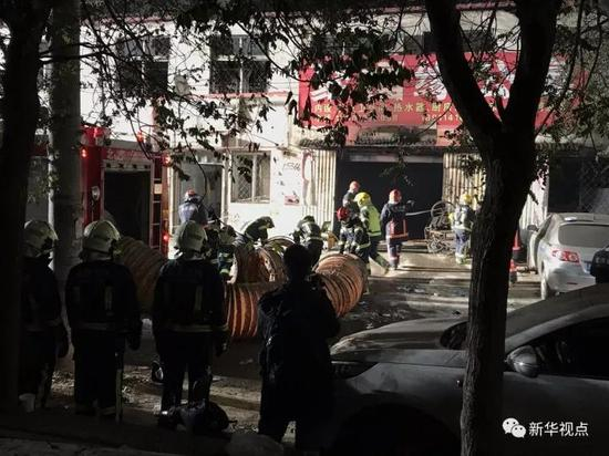 11月19日，消防人员在现场工作。新华社记者罗晓光摄