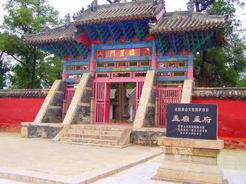孟庙，是历代祭祀战国时思想家孟子之所。孟府，是孟子嫡系后裔居住的宅邸。