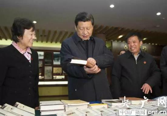 2013年11月26日，习近平在孔子研究院参观考察（来源：央广网）