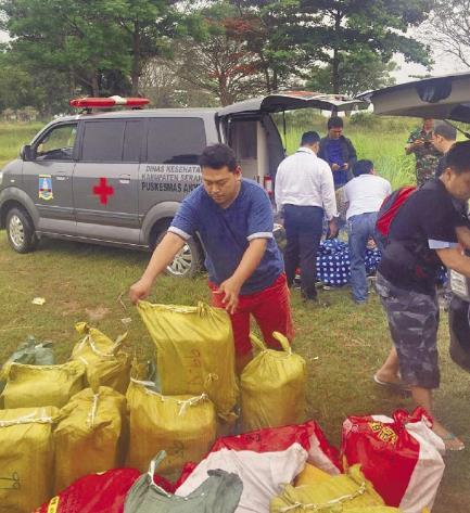警方清点被装在猪饲料包装里的安毒。（图片来源：台湾《中国时报》）