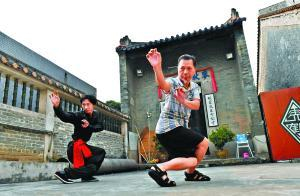 林镇成正在给徒弟传授洪拳。 本文图片 广州日报