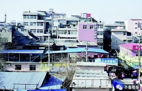 济南后龙窝庄，违建加盖的楼房密密麻麻挤在一起。齐鲁晚报 记者 王媛 摄