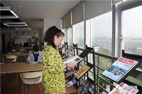 她的午饭一般都在公司，午休时间还可以到图书馆看看书。