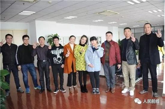 你看，这是她的部分同事，大家相处得非常融洽，看到她脸上的笑容吗？