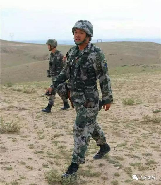 黄竞在西北大漠演习图片。