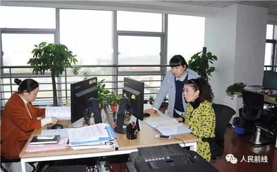 这是她的办公室，宽敞且舒适，更重要的是她工作在一个和谐的团队。