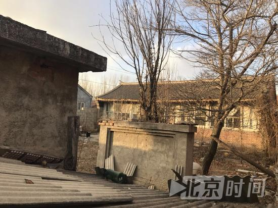 冀鹏家人已经搬离村庄 图/北京时间