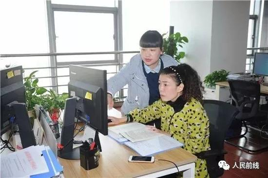 这位姓丁的同事，一直帮着她熟悉了解并很快适应工作岗位。