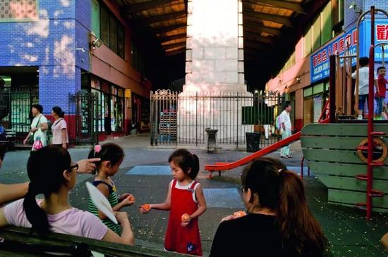 　　几位年轻的母亲正在唐人街上的一处公共游乐场所与孩子共度下午时光，作为新一代在纽约出生长大的华人，这些孩子又将面临着怎样的文化认同，或许只有时间能给出答案。