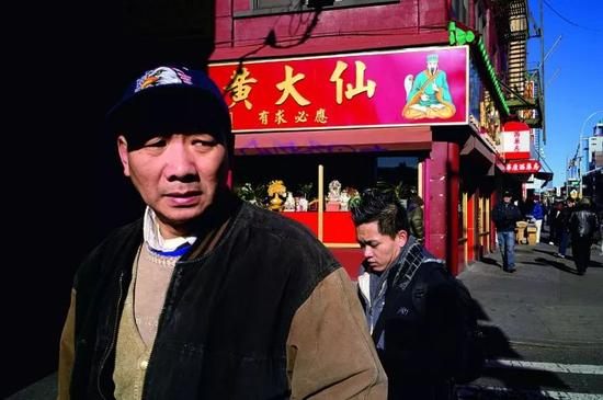 　　黄大仙是盛行于广东、港澳地区的民间信仰，人们相信有求必应的黄大仙会保佑虔诚的供奉者，一百年来，黄大仙作为一种“文化”也在纽约唐人街上落地生根。