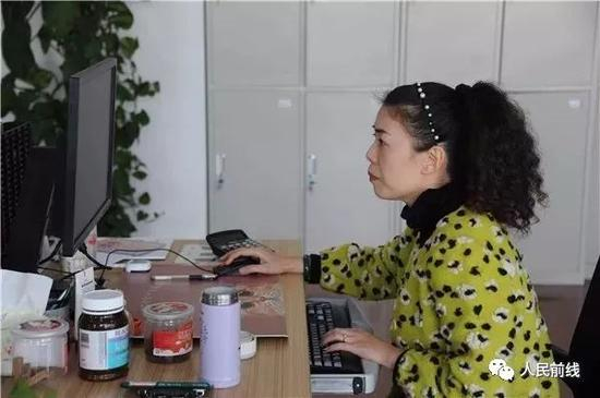 分发文件、上报报表、文档管理等等，就是她工作的全部，虽然工作量大，但可以在忙碌中忘记悲伤。