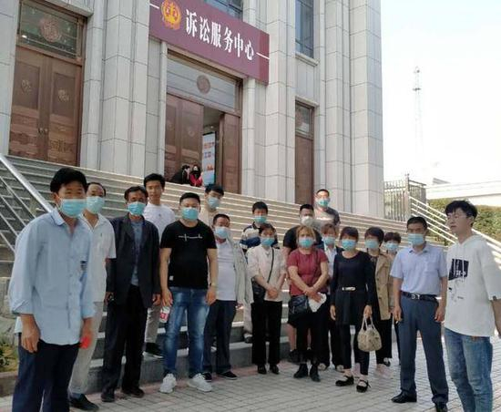  （因法院拒绝家属旁听，5月21日郝梅家属在法院门口等待，本文图片均为受访者供图）