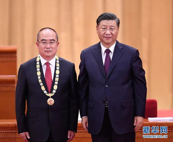 　　·9月8日，全国抗击新冠肺炎疫情表彰大会在北京人民大会堂隆重举行。中共中央总书记、国家主席、中央军委主席习近平向“人民英雄”国家荣誉称号获得者张定宇颁授奖章。新华社记者 申宏 摄