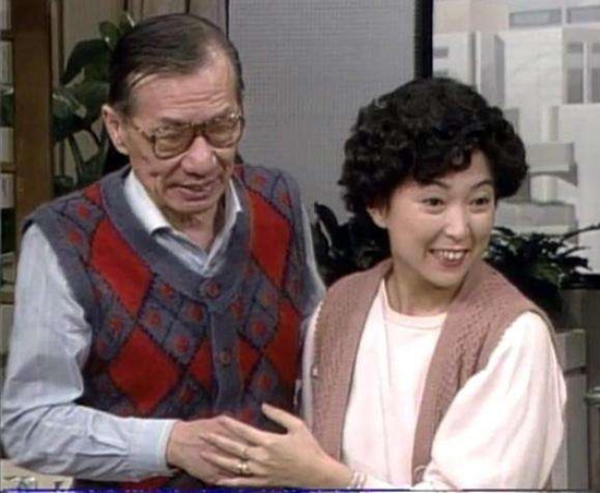  图右系方芳在《追妻三人行》扮演牛妈“林阿妹”