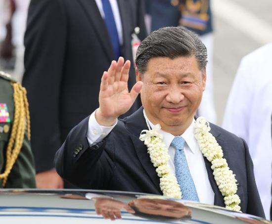 11月20日，国家主席习近平抵达马尼拉，开始对菲律宾共和国进行国事访问。这是习近平在机场向欢迎人群挥手致意。（新华社记者 丁林 摄）