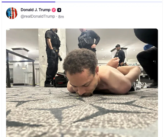 　　枪击事件发生后，特朗普在社交平台发布的照片显示，一名疑似嫌疑人的男子躺在华盛顿希尔顿酒店的地上。