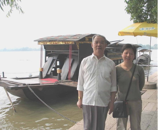 陈志远（左）和女儿在浙江嘉兴南湖“红船”前的合影。图片由受访者提供