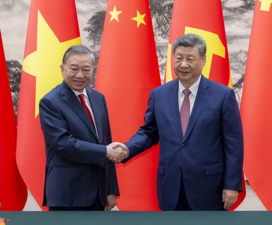  4月15日上午，中共中央总书记、国家主席习近平在北京人民大会堂同来华进行国事访问的越共中央总书记、国家主席苏林举行会谈。会谈后，双方共同见证签署多项双边合作文件。这是习近平同苏林握手。新华社记者 翟健岚 摄