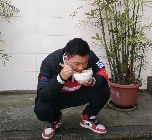  2020年，张翔珂在抗疫一线，蹲在地上吃饭的画面被同事抓拍。