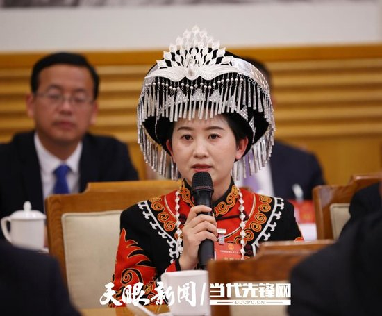 全国人大代表,黔西市雨朵镇党委书记付庆梅回答记者提问.