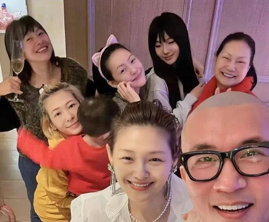 2024年底，大S和家人、好友的合影