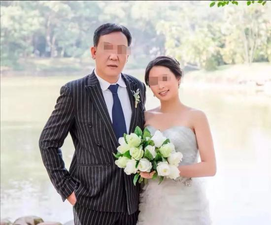 ▷周晓玲与肖明的结婚照