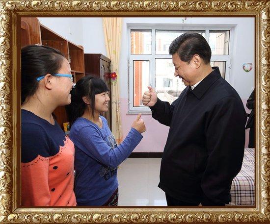 2014年春节前夕，正在内蒙古考察的习近平总书记来到呼和浩特市儿童福利院。见到王雅妮，总书记笑容可掬地向她学手语，鼓励她好好学习、学业有成。